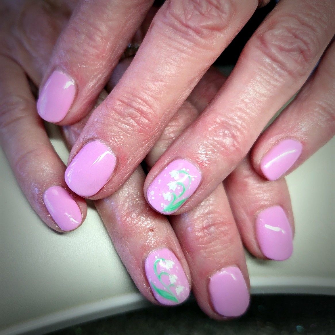 She tells me her favorite flowers are Lily of the Valley. Oooo ok, let's put some on these little canvases! 🎨 

Licensed Nail Tech 
Certified Master Pedicurist 
Located in Mount Horeb, WI

 #nailinspo #naildesigns #nailartist #nailtech #nailart #mounthorebwi #polisheddesigns #gelmanicure #hardgelnails