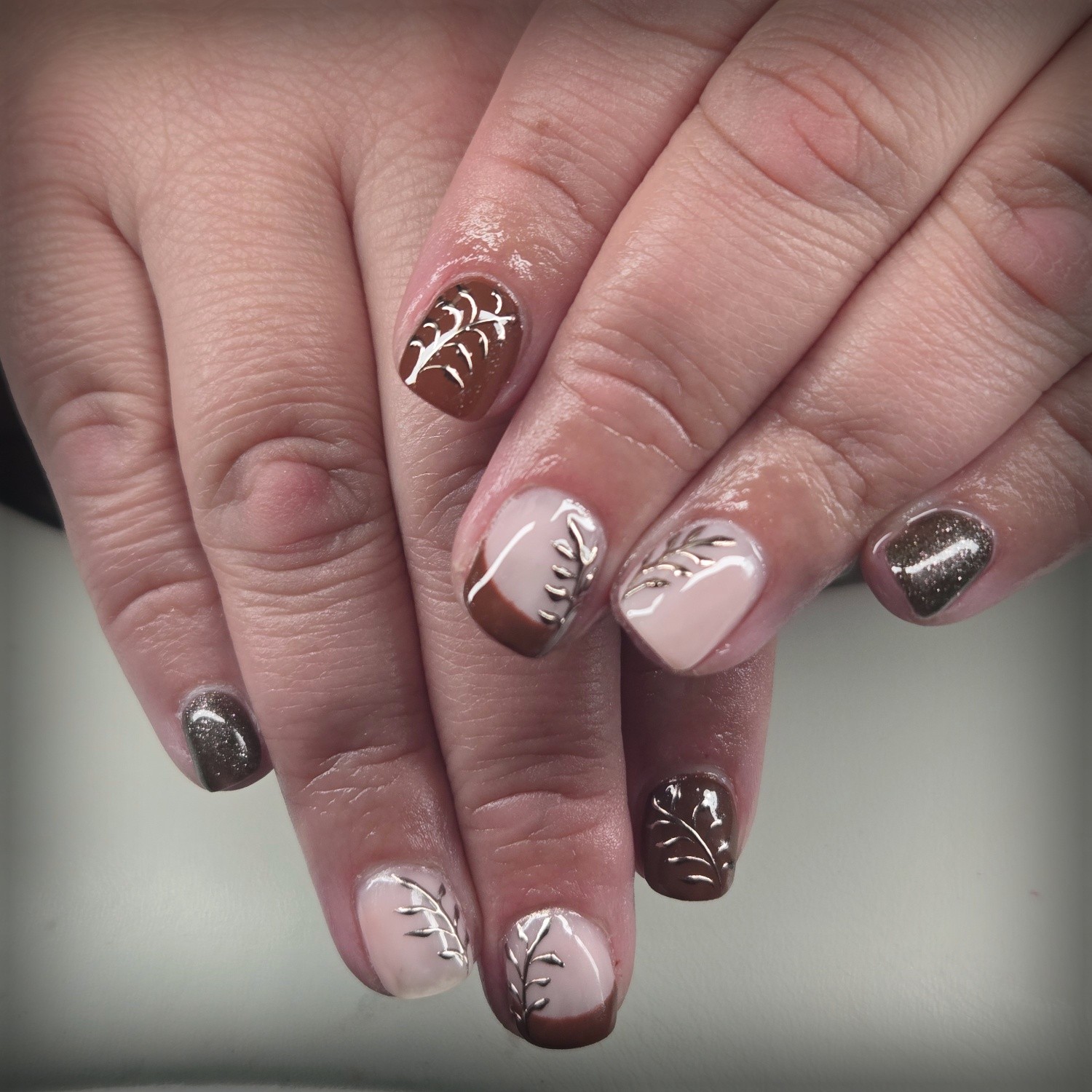 It is sure is feeling a lot like fall. I love the gold chrome with brown! 💅 🍂 🍁 

Licensed Nail Tech 
Certified Master Pedicurist 
Located in Mount Horeb, WI

 #nailtech #naildesigns #mounthorebwi #nails #wisconsinnails #nailinspo #naillove #nailartist #polisheddesigns #hardgel #nailart #gelnails